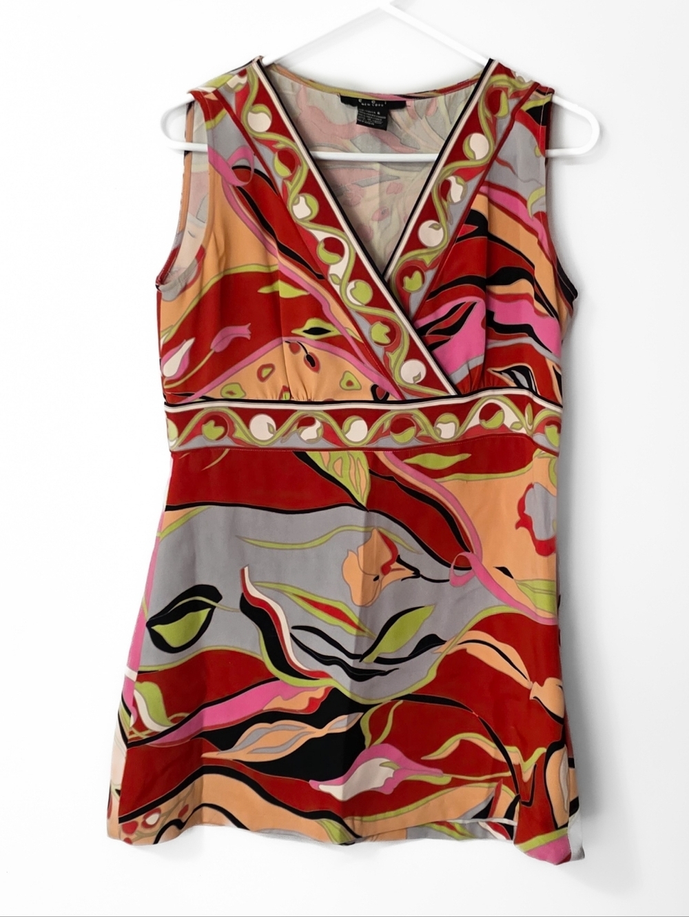 ECI Sleeveless V-Neck Blousr in Red, Pink and Orange Abstract Print Size 6